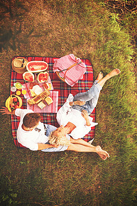 享受野餐时间的夫妇的顶视图