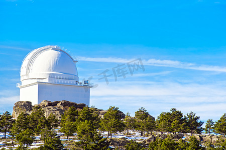 2019 年，西班牙安达卢西亚阿尔梅里亚雪山顶的卡拉阿尔托天文台景观。天空穿过穹顶。