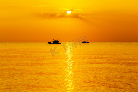 与大黄色太阳的日落在海面下