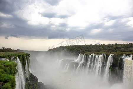 伊瓜苏瀑布，位于阿根廷、巴西和巴拉圭边境