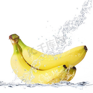 水里气泡摄影照片_新鲜香蕉掉进水里