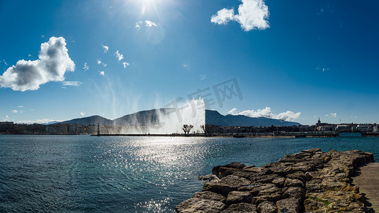 日内瓦市中心、湖泊和喷泉在阳光明媚的春日。