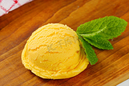 一勺黄色冰糕