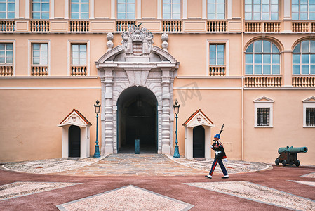 欧洲王子摄影照片_运动模糊了摩纳哥王子宫殿前行进的哨兵