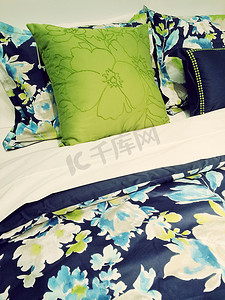 蓝色和绿色花卉图案床单