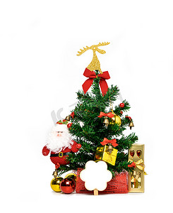 圣诞树装饰着丝带、卡片、叉子和勺子，装在金色礼盒中，圣诞老人和白色背景的球，带有复制空间，只需添加您自己的文字