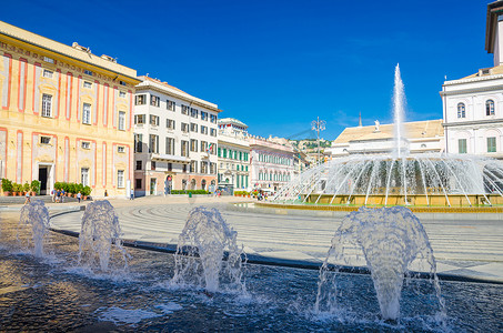 带喷泉的拉斐尔德法拉利广场、公爵宫总督宫和位于历史中心的 Teatro Carlo Felice 剧院大楼