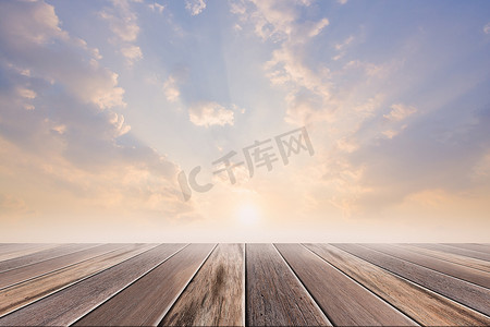 天空背景下的木地板场景，凉爽的阳光