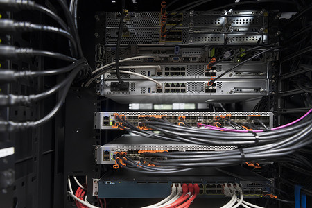网络服务器机房特写在光纤集线器或交换机上，用于大型机企业业务数据中心超级计算机中的数字通信和互联网。