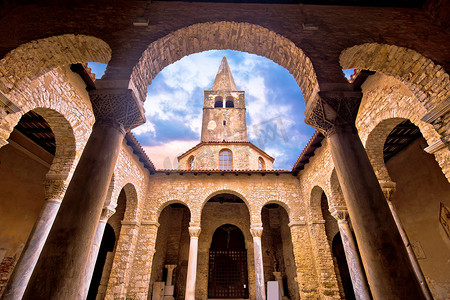 波雷奇拱廊和塔楼景观的尤弗拉西斯大教堂