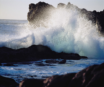 海浪拍打着海岸的岩石