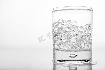 纯净水摄影照片_一杯加冰块的纯净水。