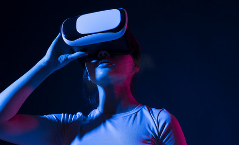 女性开发人员、设计师建筑师使用 VR 耳机来设计使用 VR 技术的新产品或技术。