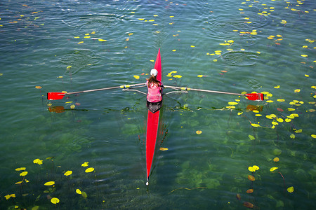 女子单人双桨赛艇运动员在赛艇开始时
