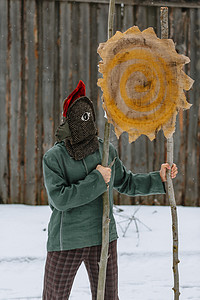 一个身着动物头像民族服装的男子庆祝异教节日 Maslenitsa 的到来。