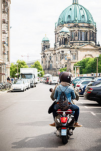 柏林大教堂的滑板车之旅