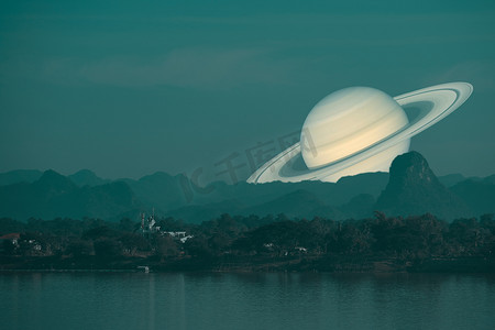 行星剪影摄影照片_土星行星背面剪影河流和山脉 inght 天空背景