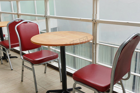 食堂摄影照片_早上空荡荡的红色椅子和圆木桌