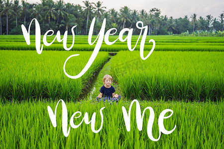 新年新我概念小男孩在户外的稻田里练习瑜伽。