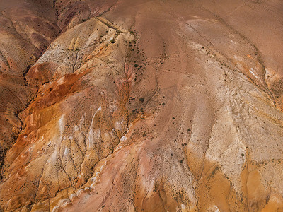 类似火星表面的黄色和红色山脉的空中拍摄