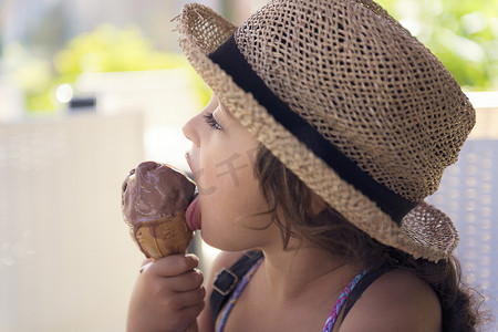冰淇淋可爱摄影照片_夏天舔巧克力冰淇淋的女孩