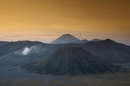 攀岩色彩摄影照片_印度尼西亚爪哇布罗莫火山，色彩鲜艳生动的主题