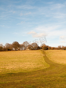 大片开阔的平原农田草地农业英格兰蓝天前面大空旷的道路