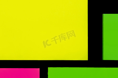 黑纸上的绿色、黄色和紫色色调彩色办公室贴纸。