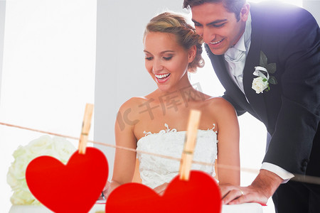 结婚登记摄影照片_幸福的年轻夫妇签署结婚登记的复合图像