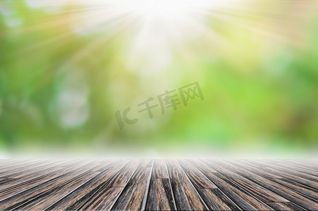 木地板场景背景绿色散景模糊与阳光