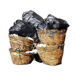 循环箱摄影照片_垃圾是一堆堆垃圾堆，孤立的白色背景，许多垃圾塑料袋黑色废物在篮子箱中，垃圾塑料废物垃圾的污染，塑料废物袋箱，堆垃圾废物箱
