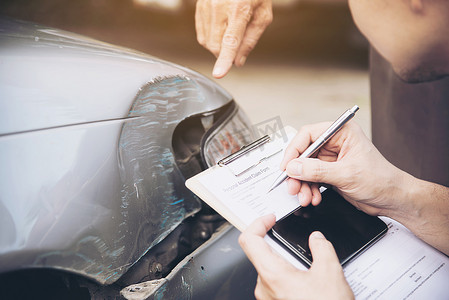 在现场车祸索赔过程中工作的保险代理人 — 人和汽车保险索赔概念