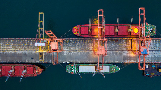 散货船摄影照片_鸟瞰散货船码头、全球商业进出口物流和运输公司、商业码头集装箱货船全球货运。