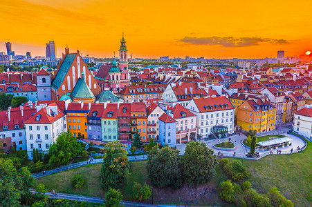华沙市中心的美丽全景空中无人机天际线日落景色，华沙市的摩天大楼和华沙的老城区，有集市广场和美人鱼雕像，波兰，欧盟