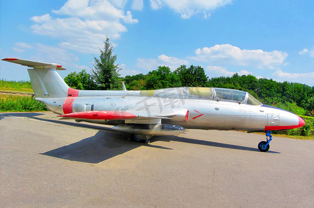 捷克斯洛伐克生产的训练飞机 Aero L-29 Delfin 在第二次世界大战博物馆展出。