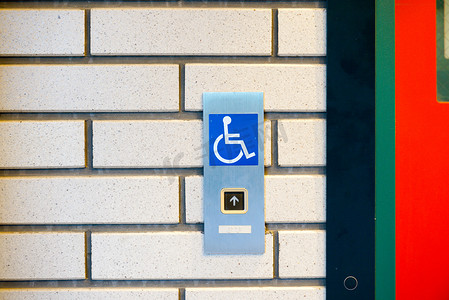 医院电梯摄影照片_电梯内有残疾人标志