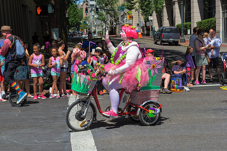 2015年波特兰盛大花车游行中的小丑骑三轮车