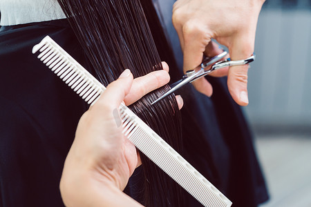美发师在她的店里为女人剪头发和造型