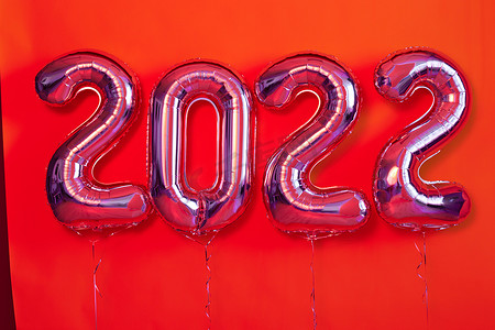 新年快乐海报摄影照片_铝箔气球数字 2022 新年快乐节日红色背景