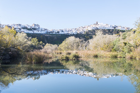 阿尔科斯德拉弗龙特拉全景反映在河中，白色
