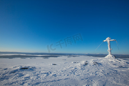 沙冰摄影照片_冬天山上的十字架