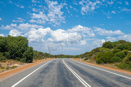 澳大利亚暴风云形成的绿色景观中的空路
