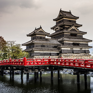 日本本州东部美丽的中世纪城堡松本