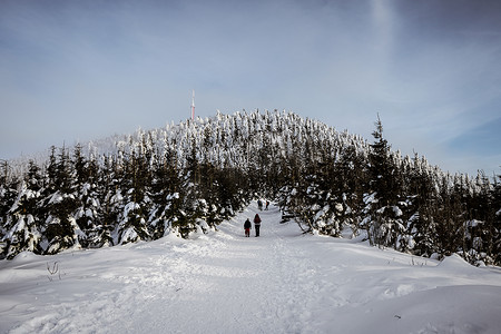 带发射器和蓝天白雪的山顶之路