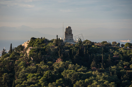 从雅典卫城山看菲洛帕波斯纪念碑
