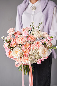 包装康乃馨摄影照片_美丽的大束混合花，没有包装。