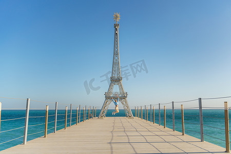 埃菲尔铁塔装饰摄影照片_海滩上埃菲尔铁塔的大型模型。