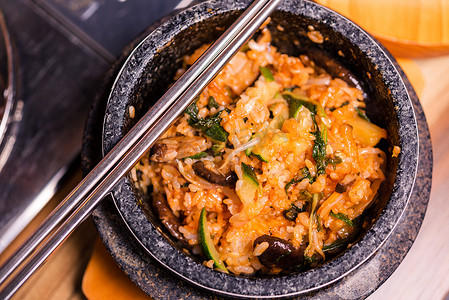 韩国传统菜肴 - 蔬菜拌饭 包括牛肉和煎鸡蛋