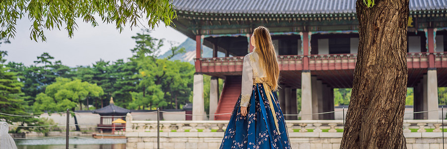 韩服图腾摄影照片_身着韩服民族韩服的年轻白人女游客到韩国旅游的概念。