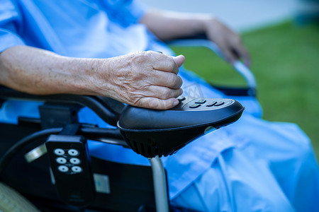 护理医院病房远程控制电动轮椅的亚洲老年或老年老妇人患者，健康强健的医疗理念